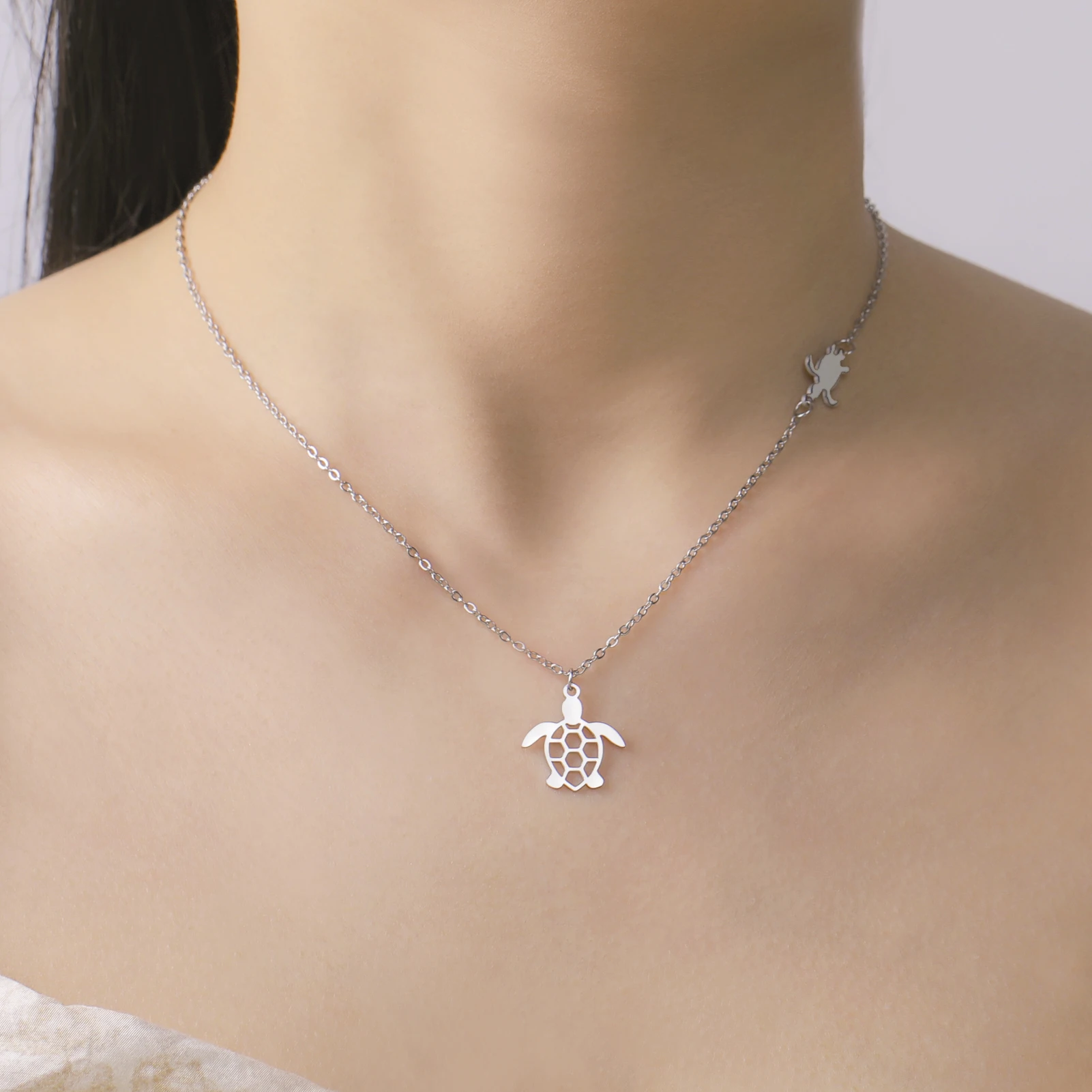 Collier tortue en acier aux trois silhouettes – Image 3