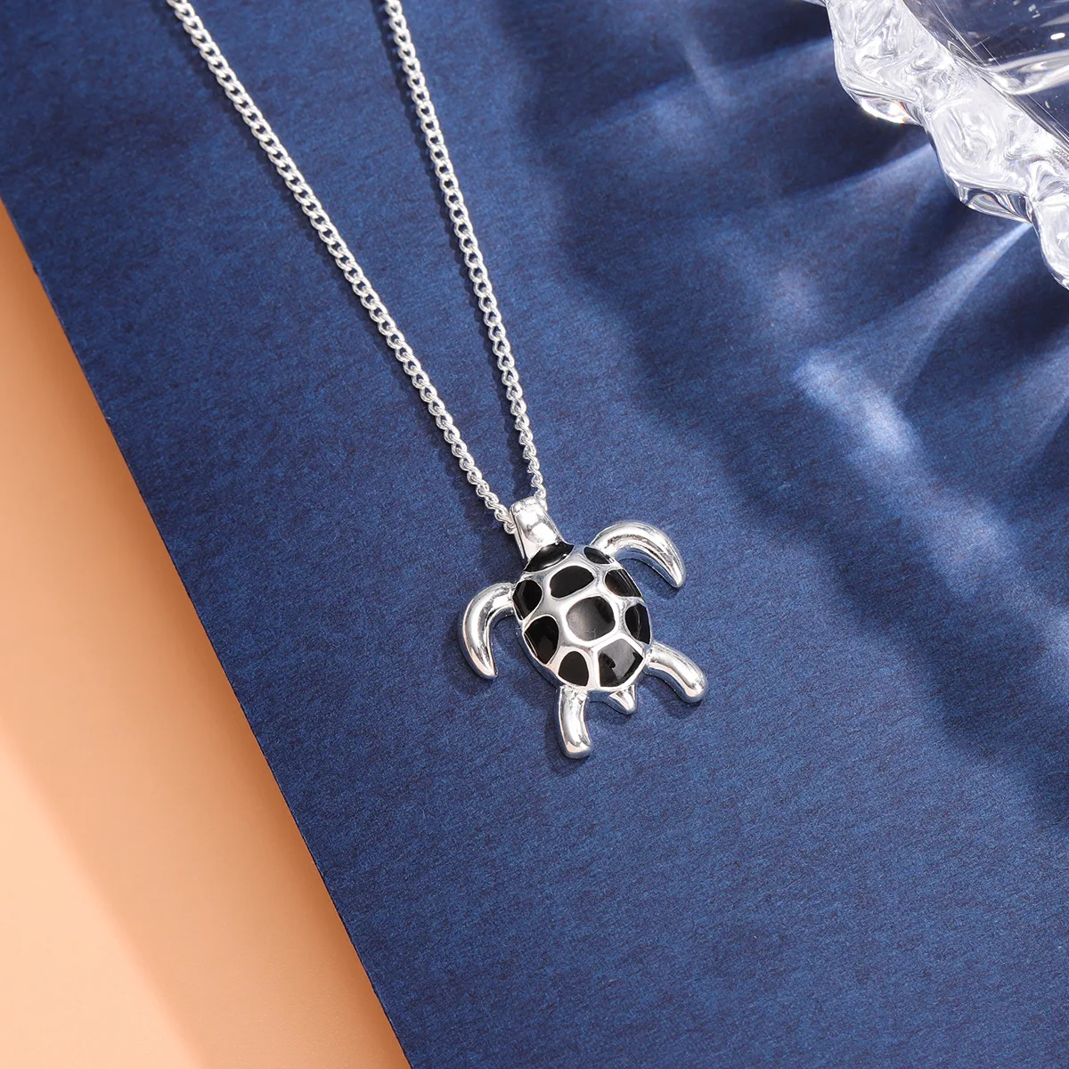 Collier tortue à carapace contrastée – Image 4