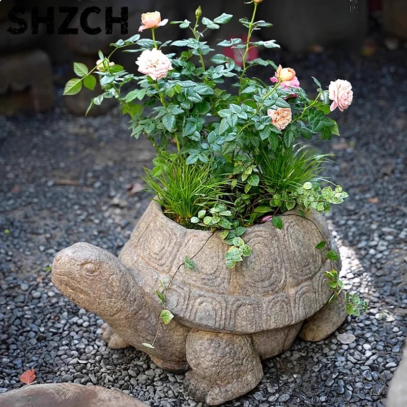 Pot de fleurs en forme de tortue, exemple de composition végétale