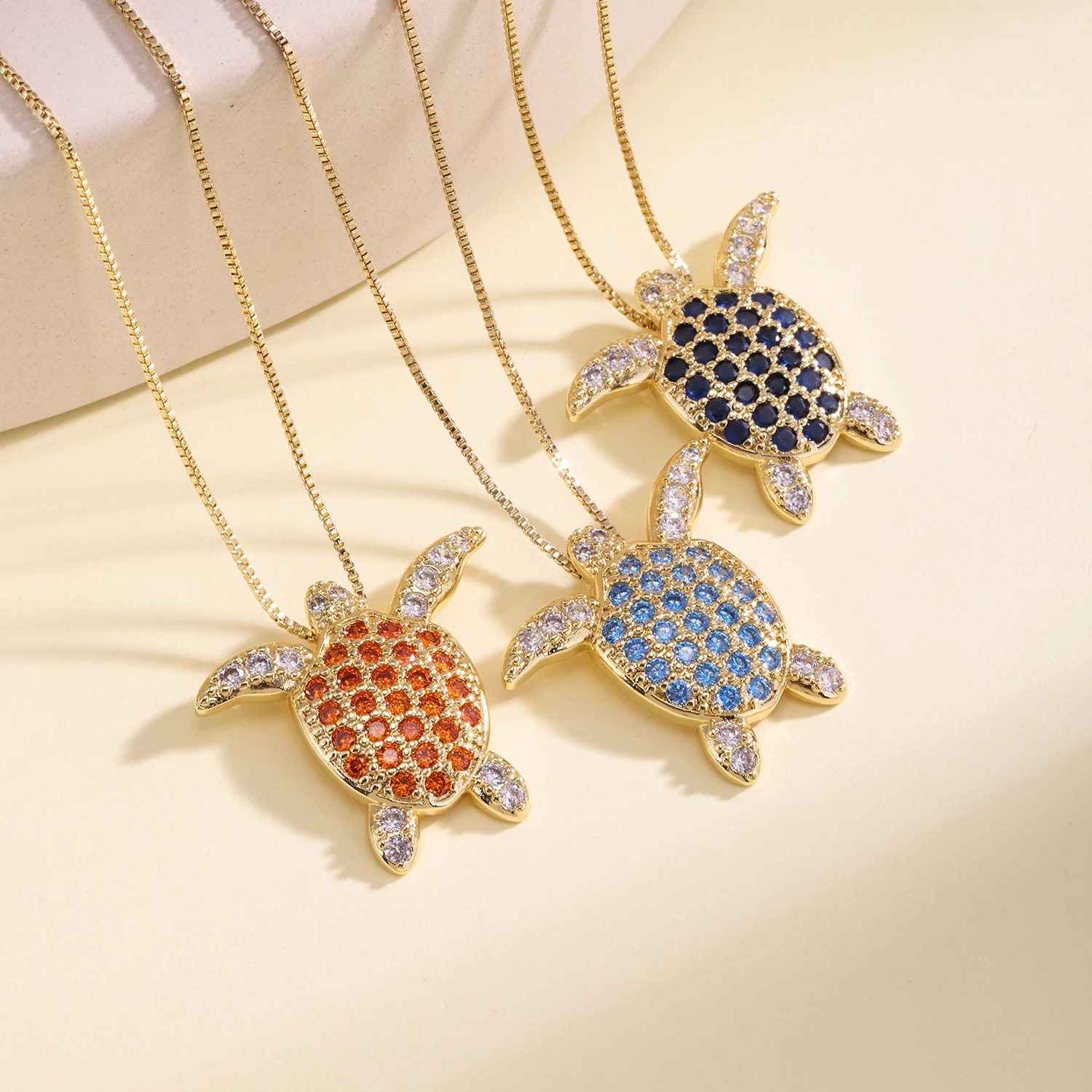 Collier tortue à détails en zircone cubique