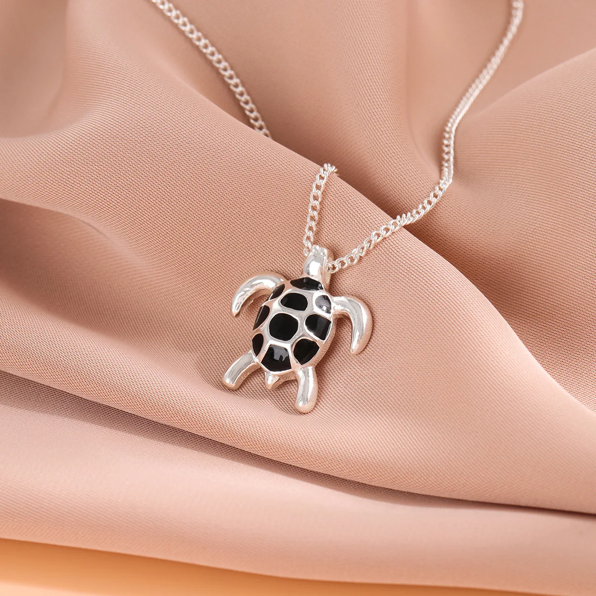 Collier tortue à carapace contrastée – Image 3