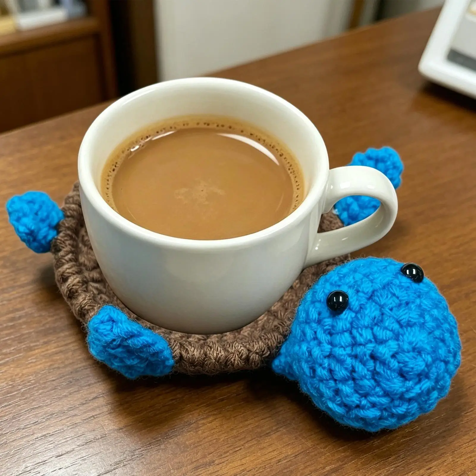 Sous-verre tortue à carapace brune et tête bleue avec une tasse