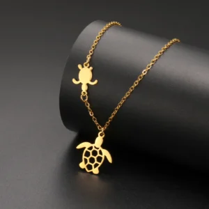Collier tortue en acier aux trois silhouettes
