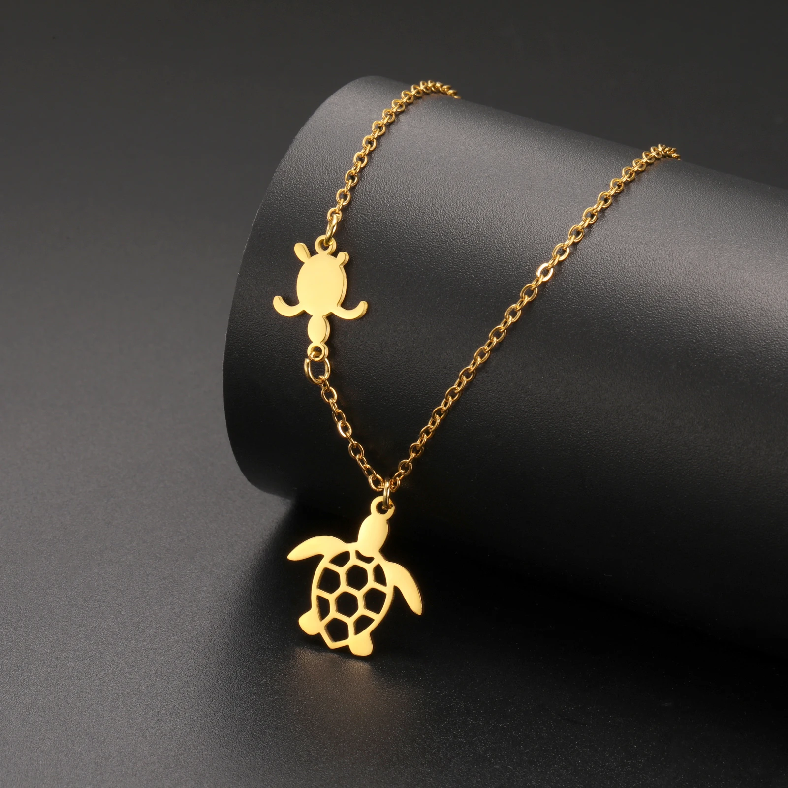 Collier tortue en acier aux trois silhouettes