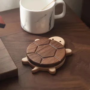 Dessous de tasse tortue en bois près d’un mug