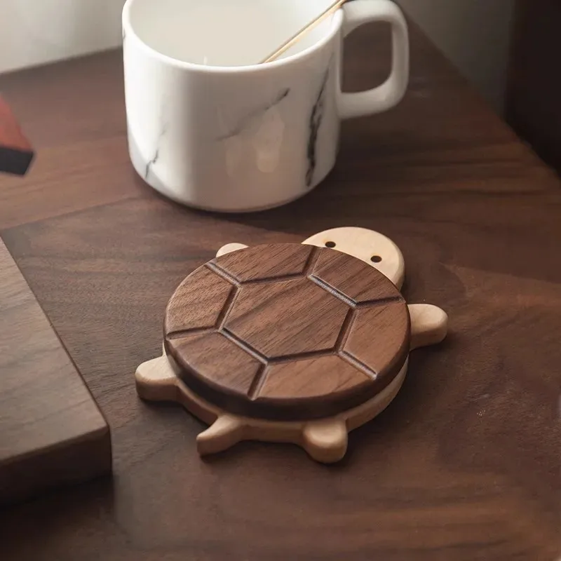Dessous de tasse tortue en bois près d’un mug