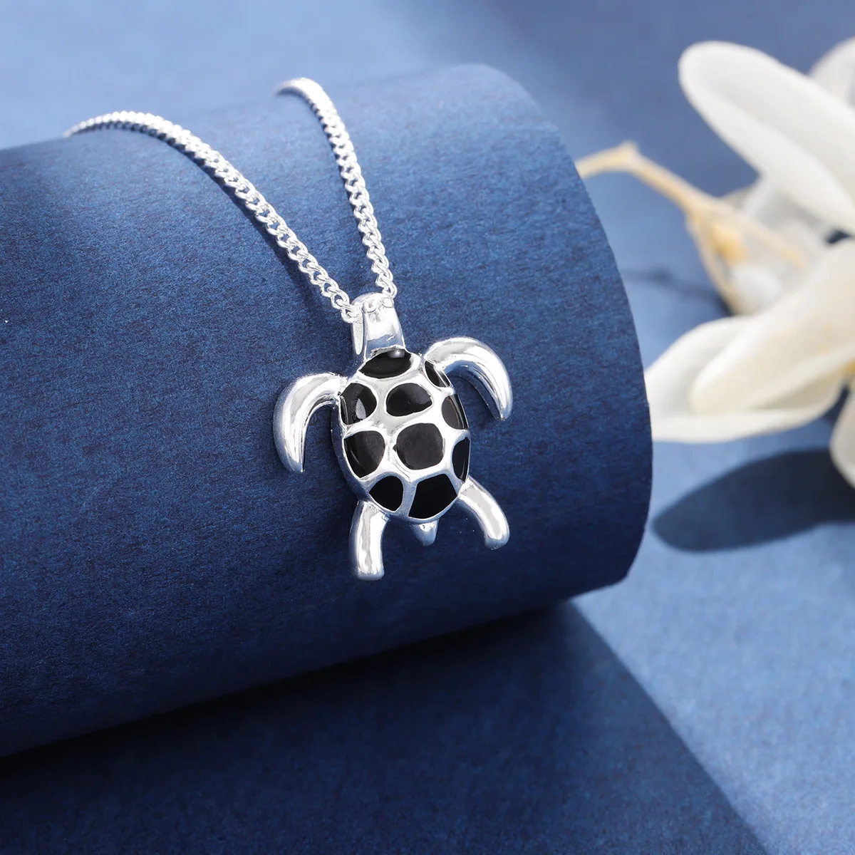 Collier tortue à carapace contrastée – Image 2