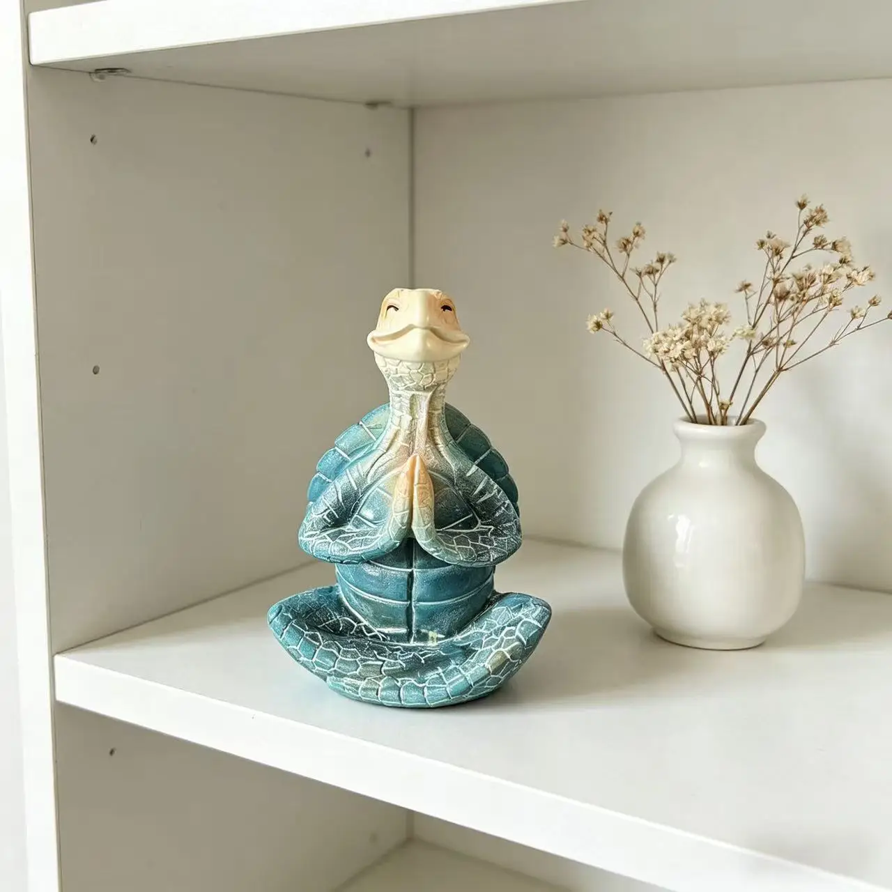 Statue tortue méditative en résine — vue de détail 3