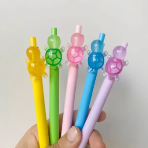 Cinq stylos à corps colorés et motifs tortue